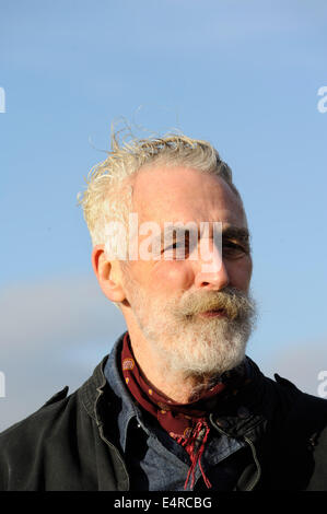 Écrivain et artiste John Byrne sur Calton Hill, à édimbourg. Banque D'Images