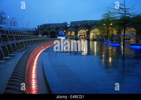 UK,Yorkshire du Sud, Sheffield De la gare et de la place de la gerbe d'eau dans la nuit Banque D'Images