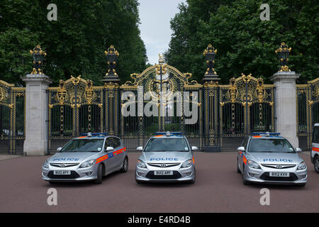 Les voitures de police stationné à l'extérieur de Green Park London Banque D'Images