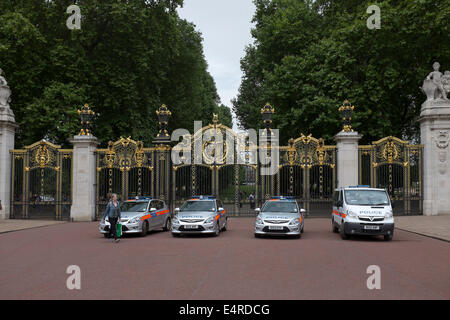 Les voitures de police stationné à l'extérieur de Green Park London Banque D'Images