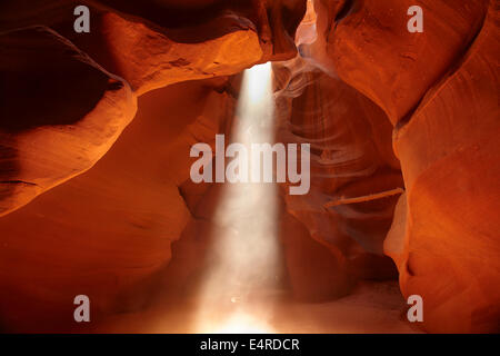 Arbre de lumière dans la région de Antelope Canyon, près de Page, Navajo Nation, Arizona, USA Banque D'Images