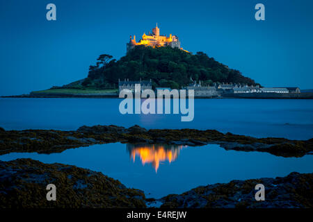 Crépuscule réflexions ci-dessous St Michael's Mount, Marazion, Cornwall, Angleterre Banque D'Images