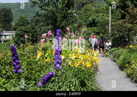 Dimanche Visite des foules le pont de fleurs à Shelburne Falls, Massachusetts, USA. Banque D'Images