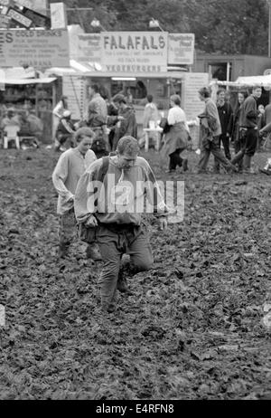 Foules boueux au festival de Glastonbury 1997. Banque D'Images