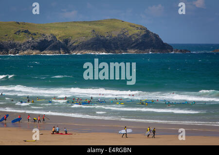 L'école de surf à la plage de Fistral, Newquay, Cornwall, Angleterre Banque D'Images