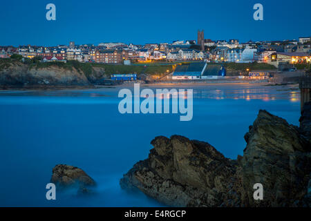 Twilight sur Newquay, Cornwall, Angleterre Banque D'Images