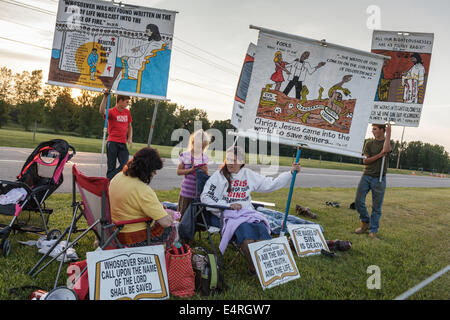 Anti-Mormon chrétiens protester contre Hill Cumorah Pageant, Palmyre, l'État de New York Banque D'Images