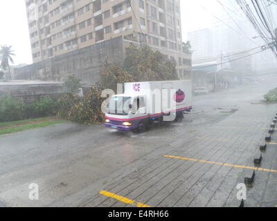 Manille, Philippines. 16 juillet, 2014. Au moins 10 sont trouvés morts le 16 juillet 2014 en raison de Typhoon Glenda qui amène des vents violents et de fortes pluies qui dévaste la région métropolitaine de Manille. Selon le ministère des Travaux publics et de la Voirie (DPWH) il y a 46 arbres dans la ville de Quezon et déraciné des arbres avec des branches d'innombrables dégâts. Après la tempête était passée, le nettoyage des rues malpropres a commencé. Sherbien Dacalanio : Crédit/Alamy Live News Banque D'Images