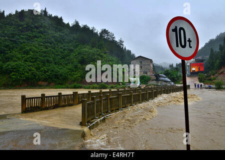 Yuqing, province du Guizhou en Chine. 16 juillet, 2014. Au cours de la poussée de l'eau des inondations Xinfenghe dans le canton de pont Longjia, Yuging County, au sud-ouest de la province du Guizhou, en Chine, le 16 juillet 2014. De fortes pluies a frappé l'ensemble du pays au cours des derniers jours. De loin, aucune victime n'a été signalée. Crédit : Il Chunyu/Xinhua/Alamy Live News Banque D'Images