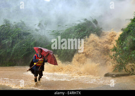 Yuqing, province du Guizhou en Chine. 16 juillet, 2014. Un fonctionnaire inspecte une route endommagée par la pluie-inondation déclenchée dans Zhengfu Township, comté de Yuqing, sud-ouest de la Chine dans la province du Guizhou, le 16 juillet 2014. De fortes pluies a frappé l'ensemble du pays au cours des derniers jours. De loin, aucune victime n'a été signalée. Crédit : Il Chunyu/Xinhua/Alamy Live News Banque D'Images