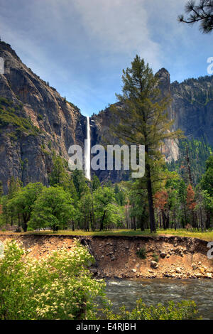Bridalveil Falls et de la rivière Merced, Yosemite National Park, Californie USA Banque D'Images