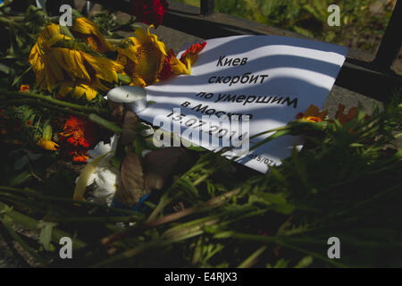 Kiev, Ukraine. 16 juillet, 2014. Les fleurs et la feuille avec l'inscription ''Kiev se lamentent sur la mort à Moscou le 15.07.2014'' mettre sous la clôture de l'ambassade russe à Kiev. Les gens apportent des fleurs à l'ambassade de Russie et allumé les bougies à la mémoire des victimes de l'accident de métro de Moscou et est mort Valeriya Novodvorskaya. Credit : Sergii Kharchenko/NurPhoto/ZUMA/Alamy Fil Live News Banque D'Images