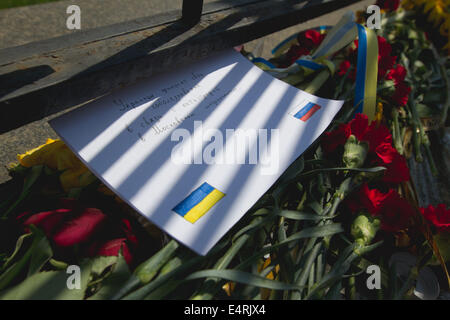 Kiev, Ukraine. 16 juillet, 2014. Les fleurs et la feuille avec l'inscription ''ukrainiens apporter leurs condoléances sur métro de Moscou accident" jeter sous la clôture de l'ambassade russe à Kiev. Les gens apportent des fleurs à l'ambassade de Russie et allumé les bougies à la mémoire des victimes de l'accident de métro de Moscou et est mort Valeriya Novodvorskaya. Credit : Sergii Kharchenko/NurPhoto/ZUMA/Alamy Fil Live News Banque D'Images