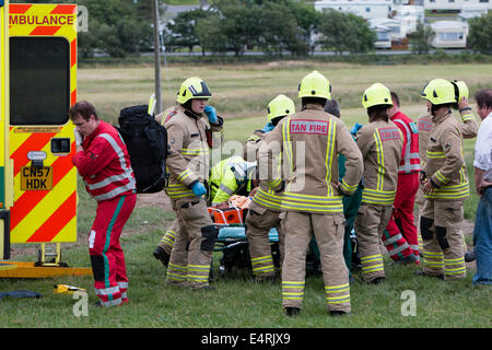 Aberystwyth, Pays de Galles, Royaume-Uni. 16 juillet, 2014. Un homme de 38 ans a été pris au piège comme il l'arbres abattus sur une petite colline boisée dans Clarach, Aberystwyth aujourd'hui. L'arbre est posé sur l'homme l'épinglage à terre pendant environ 5 minutes jusqu'à ce que ses collègues pourraient le libérer. Les équipes de sauvetage ont assisté à l'incendie avec l'ambulance, les ambulanciers et les services d'ambulance aériens. L'homme a été soigneusement réalisée à bord de l'ambulance par l'équipe d'incendie où ses blessures ont été évalués avant qu'il soit pris par la route à l'hôpital. Bronglais Crédit : Jon Freeman/Alamy Live News Banque D'Images