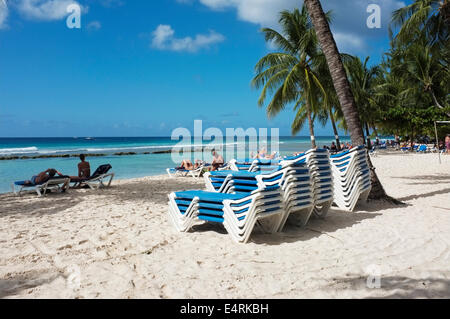 Empilé des chaises longues sur la plage à la Barbade Banque D'Images