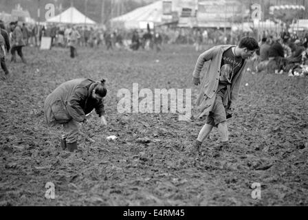 Foules boueux au festival de Glastonbury 1997. Banque D'Images