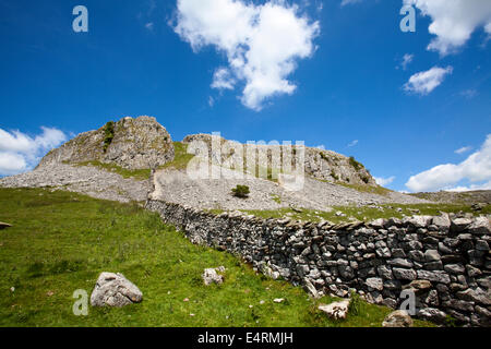 Robin surveillants cicatrice dans Crummack Dale Yorkshire Dales England Banque D'Images