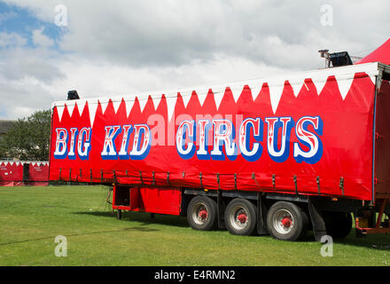 Le Grand cirque pour enfants remorque sur une après-midi d'été ensoleillé. Banque D'Images