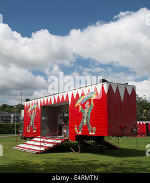 Le Grand cirque pour enfants Le bureau de vente des billets sous le soleil d'après-midi d'été. Banque D'Images