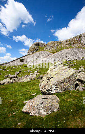 Robin surveillants cicatrice dans Crummack Dale Yorkshire Dales England Banque D'Images