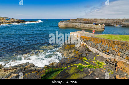 Port de PORTSOY MURS ET VAGUES SUR LES ROCHERS ENVIRONNANTS ABERDEENSHIRE COAST ECOSSE Banque D'Images