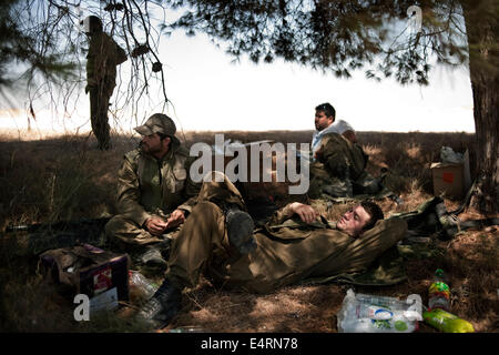 Frontière de Gaza. 16 juillet, 2014. Prendre le reste des soldats israéliens près de la frontière avec la bande de Gaza. L'opération 'protecteur' continue encore après que le Hamas a rejeté le cessez-le-feu avec Israël. Credit : PACIFIC PRESS/Alamy Live News Banque D'Images