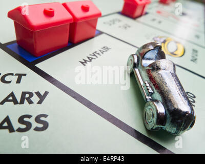 'MAYFAIR' sur un plateau de Monopoly avec la voiture et deux hôtels. Banque D'Images