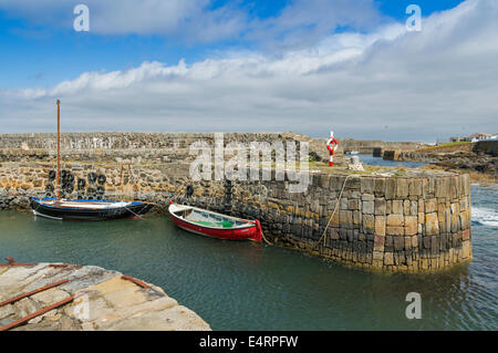 PORTSOY HARBOUR AVEC DES CHIFFRES ET DES LETTRES SUR LE PORT DES PIERRES INDIQUANT LA PROFONDEUR DE LA MER L'ABERDEENSHIRE ECOSSE Banque D'Images