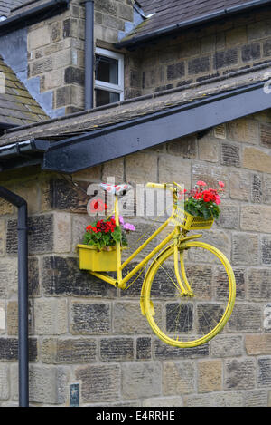 Vélo sur le côté de la route de chalet par le tour de france accueillant la course à Otley Yorkshire Royaume Uni Banque D'Images