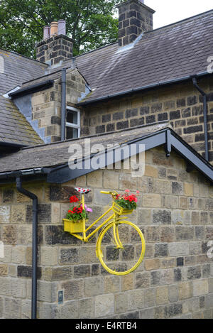 Vélo sur le côté de la route de chalet par le tour de france accueillant la course à Otley Yorkshire Royaume Uni Banque D'Images