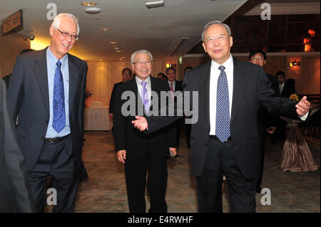 Singapour. 16 juillet, 2014. L'émérite principal ministre de Singapour Goh Chok Tong (L), Président de la Fédération de Singapour de clan chinois Thian Chua Associations Poh (C) et l'ancien vice-premier ministre et vice-président du le Forum de Boao pour l'Asie (BFA) Zeng Peiyan assister au Forum de Boao pour l'Asie le dîner à Singapour le 16 juillet 2014. Credit : Puis Chih Wey/Xinhua/Alamy Live News Banque D'Images