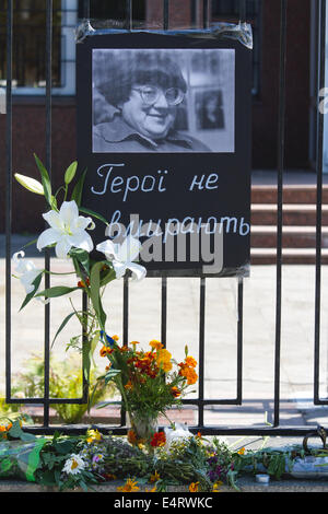 Kiev, Ukraine. 16 juillet, 2014. Les fleurs et les feuilles à l'aide de portrait de Valeriya Novodvorskaya avec l'inscription 'héros ne font pas mourir' sont pendus sur la clôture de l'ambassade russe à Kiev. Les gens apportent des fleurs à l'ambassade de Russie et allumé les bougies à la mémoire des victimes de l'accident de métro de Moscou et la mort de Valeriya Novodvorskaya. Credit : PACIFIC PRESS/Alamy Live News Banque D'Images