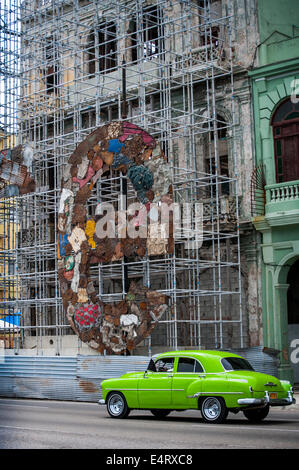 Vintage car sur la rue de La Havane, Cuba Banque D'Images