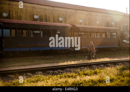 L'homme sur les balades à vélo le long d'une voie de chemin de fer dans la région de Trinidad, Cuba Banque D'Images