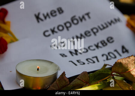 Kiev, Ukraine. 16 juillet, 2014. Les fleurs et les feuilles à l'inscription 'Kiev se lamentent sur la mort à Moscou le 15.07.2014' jeter sous la clôture de l'ambassade russe à Kiev. Les gens apportent des fleurs à l'ambassade de Russie et allumé les bougies à la mémoire des victimes de l'accident de métro de Moscou et la mort de Valeriya Novodvorskaya. Credit : PACIFIC PRESS/Alamy Live News Banque D'Images