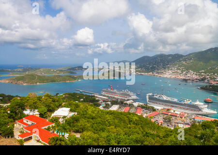 Deux navires de croisière au port à Charlotte Amalie, St Thomas, îles Vierges américaines vu de Paradise Point Banque D'Images