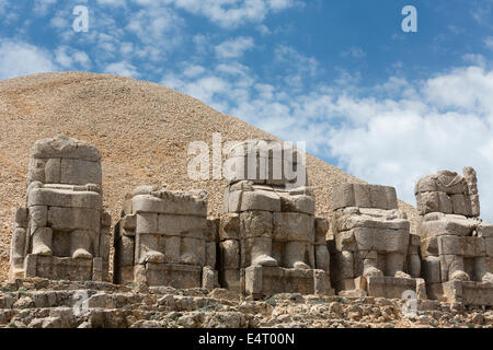 Des statues de dieux et fondateur, terrasse est, ou Nemrut Nemrud Dagh, Anatolie, Turquie Banque D'Images