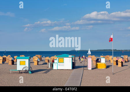 Chaises de plage en osier couvert sur la plage à Detmold, Luebeck, Schleswig-Holstein, Allemagne Banque D'Images