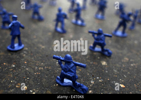 Dhaka, Bangladesh. 16 juillet, 2014. Les étudiants de l'Université de Dhaka a fait une création avec des petits soldats et des véhicules blindés, représentant l'étoile de David au cours d'une manifestation contre l'attaque israélienne sur Gaza à Dhaka Zakir Hossain Chowdhury Crédit : Fil/ZUMA/Alamy Live News Banque D'Images