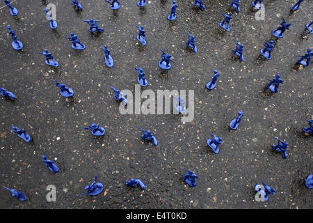 Dhaka, Bangladesh. 16 juillet, 2014. Les étudiants de l'Université de Dhaka a fait une création avec des petits soldats et des véhicules blindés, représentant l'étoile de David au cours d'une manifestation contre l'attaque israélienne sur Gaza à Dhaka Zakir Hossain Chowdhury Crédit : Fil/ZUMA/Alamy Live News Banque D'Images