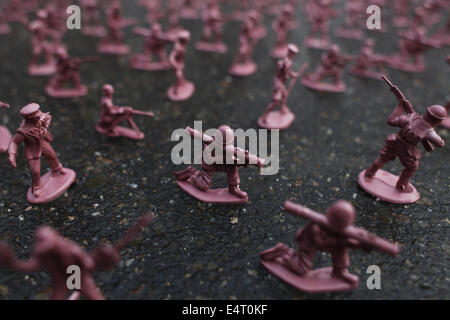 Dhaka, Bangladesh. 16 juillet, 2014. Les étudiants de l'Université de Dhaka a fait une création avec des petits soldats et des véhicules blindés, représentant l'étoile de David au cours d'une manifestation contre l'attaque israélienne sur Gaza à Dhaka Zakir Hossain Chowdhury Crédit : Fil/ZUMA/Alamy Live News Banque D'Images