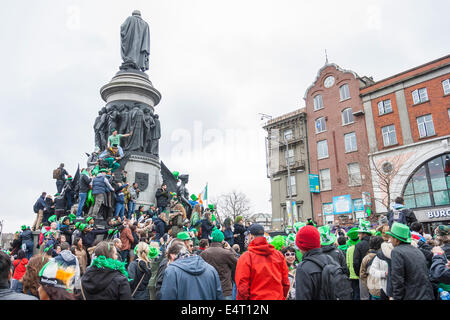 Dublin, Irlande - 17 Mars : Saint Patrick's Day Parade à Dublin, Irlande. Le 17 mars 2014. Les gens habiller Saint Patrick Banque D'Images