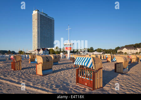 L'Hôtel Maritim couverte et chaises de plage en osier à Travemünde, ville hanséatique de Lübeck, Schleswig-Holstein, Allemagne Banque D'Images