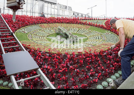 Travail sur le jardinier 2014 horloge florale dans Princes Street Gardens, Édimbourg, Écosse Banque D'Images