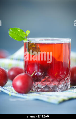 Compote de cerises douces dans un verre sur une table en bois Banque D'Images