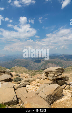 Vue depuis la terrasse est, sommet de Nemrud Dagh ou Nemrut, Anatolie, Turquie Banque D'Images