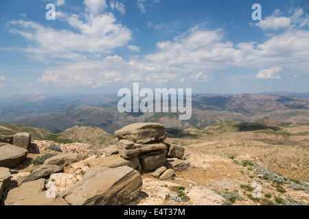 Vue depuis la terrasse est, sommet de Nemrud Dagh ou Nemrut, Anatolie, Turquie Banque D'Images