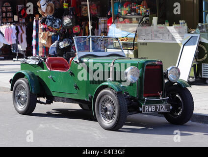 Rareté vert anglais vintage car sur la rue de Paris Banque D'Images