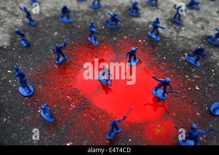 Dhaka, Bangladesh. 16 juillet, 2014. Les étudiants de l'Université de Dhaka a fait une création avec des petits soldats et des véhicules blindés, représentant l'étoile de David au cours d'une manifestation contre l'attaque israélienne sur Gaza à Dhaka zakir Hossain Chowdhury Crédit : zakir/Alamy Live News Banque D'Images