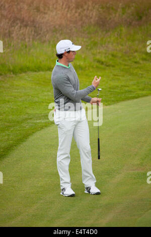 Hoylake, Angleterre. 16 juillet, 2014. L'Open Golf Championship. Rory Mcilroy exhortant sa balle sur le 13e vert Credit : deadgooddesigns/Alamy Live News Banque D'Images